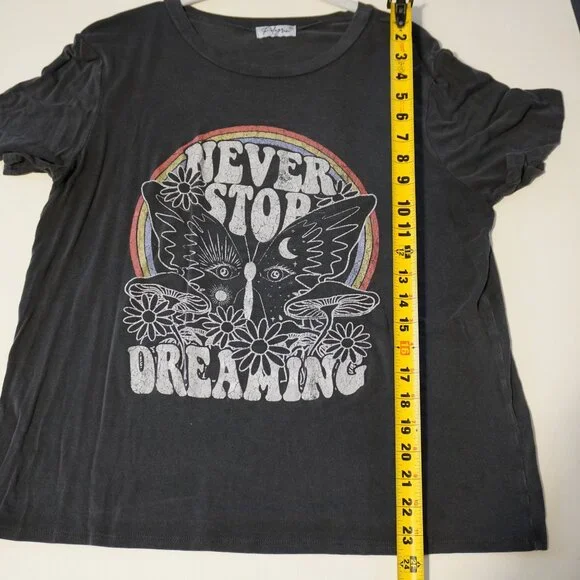 Never Stop Dreaming Graphic Tee Size XL - Picture 6 of 6